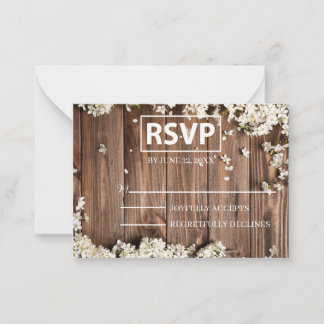 Tarjeta Pequeña RSVP de madera blanca floral con acentos Rubor