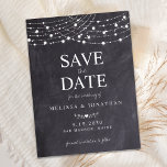 Tarjeta Pequeña Rustic Slate String Lights Wedding Save The Date<br><div class="desc">Reserva la fecha! Anuncie a su boda a sus amigos y familia con estos rústicos timbres y luces de cuerda para guardar las tarjetas de cita. Personaliza con nombres, fecha de boda, ubicación. Añadir cualquier otra información en la parte posterior. Estas únicas lámparas de cuerda de pizarra boda salven las...</div>