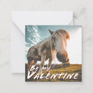 Tarjeta Pequeña Sé mi San Valentín con caballo mirando