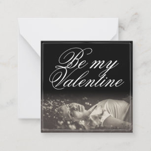 Tarjeta Pequeña Sé mi San Valentín - joven mujer mentirosa