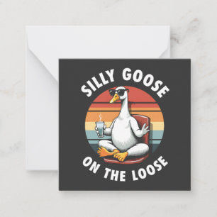 Tarjeta Pequeña Silly Goose en el retro de yoga de meditación suel