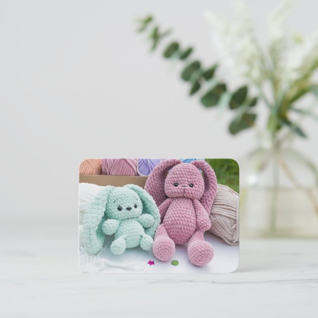 Tarjeta Pequeña Soft Crochet Bunny Friends – Pastel Yarn Mood (Anverso de pie)