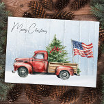 Tarjeta Pequeña Vintage Christmas Red Truck Bandera Patriótica de<br><div class="desc">Vintage Red Truck Navidades Cards celebra las vacaciones con encanto patriótico. Difunde alegría y alegría festiva esta temporada navideña con nuestras tarjetas de Navidades de camiones rojos. Capturando perfectamente el espíritu de un bello y rústico paisaje invernal, estas tarjetas cuentan con un encantador camión rojo adornado con un árbol de...</div>