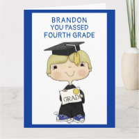 Pequeño graduado chico pelo rubio grande