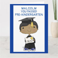 Pequeño graduado niño de piel oscura grande