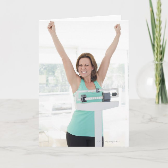 Tarjeta Pérdida de peso acertada. Pesaje feliz de la mujer (Anverso)