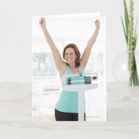 Pérdida de peso acertada. Pesaje feliz de la mujer