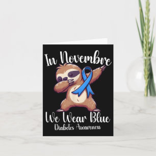 Tarjeta Perezoso haciendo dab en noviembre llevamos azul D