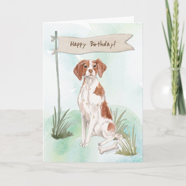 Tarjeta Perro Brittany Spaniel bajo letrero de cumpleaños (Anverso)