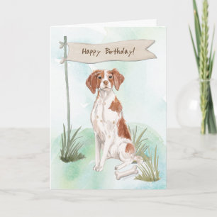 Tarjeta Perro Brittany Spaniel bajo letrero de cumpleaños