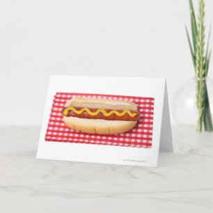 Tarjeta Perro caliente en mesa de picnic a cuadros