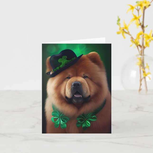 Tarjeta Perro Chow Chow con vestido de San Patricio (flor amarilla)