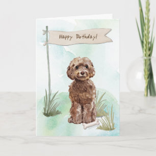 Tarjeta Perro Cockapoo marrón bajo Rótulo de cumpleaños