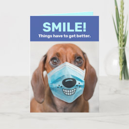 Tarjeta Perro con máscara sonriente - Las cosas mejorarán