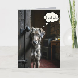 Tarjeta Perro de cumpleaños mirando alrededor de una puert