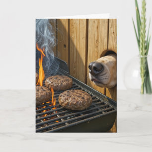 Tarjeta Perro de cumpleaños oliendo hamburguesas en una pa