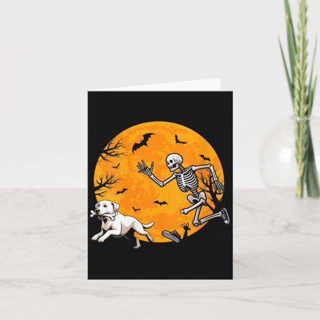 Tarjeta Perro de Halloween de mujer esqueleto persiguiendo (Anverso)