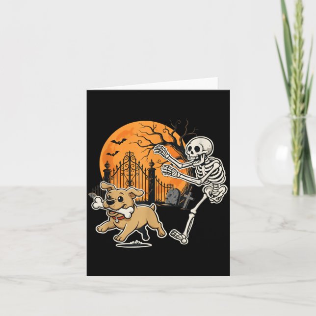 Tarjeta Perro de Halloween divertido esqueleto persiguiend (Anverso)