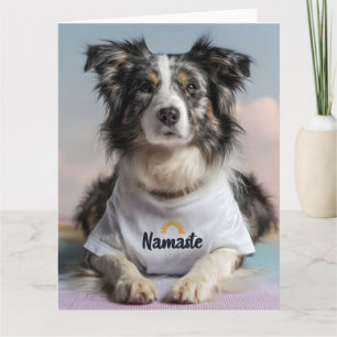 Tarjeta Perro lindo en una camiseta "Namaste" en una alfom