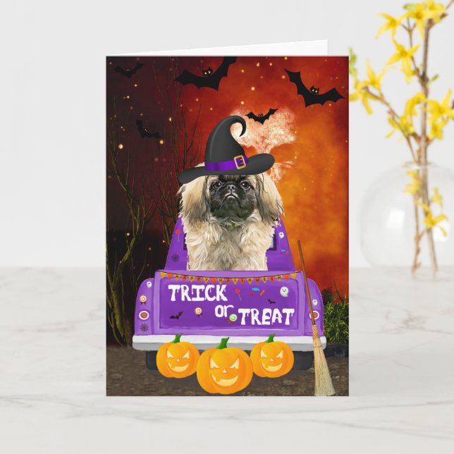 Tarjeta Perro pekingés en un camión de Halloween (flor amarilla)