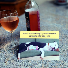 Tarjeta Perro relajado gracioso con cumpleaños de vino