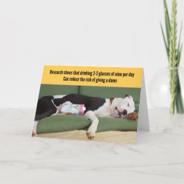 Tarjeta Perro relajado gracioso con cumpleaños de vino