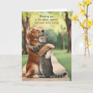 Tarjeta Perro y gato lindos abrazándose en un parque Cumpl