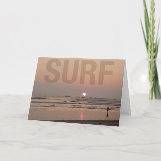Tarjeta Persona que practica surf en la playa en la