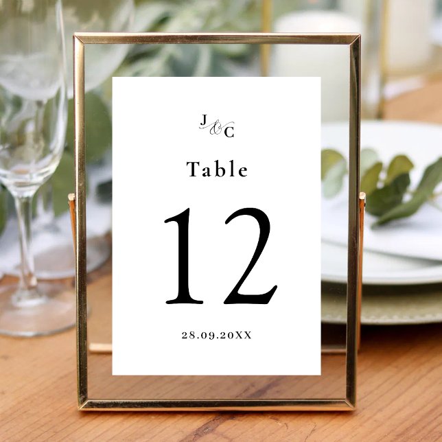 Tarjeta personalizada de número de mesa de boda en (Black and white table number cards add sleek organization while personalizing your wedding seating.)