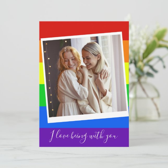 Tarjeta Personalizado de fotografía de pareja gay Rainbow  (Anverso de pie)