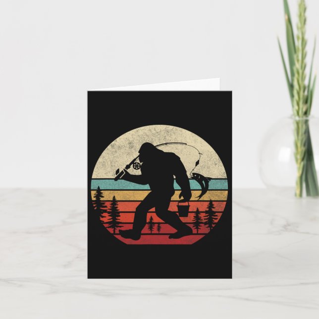 Tarjeta Pescador de pie de playa Divertido Retro Sasquatch (Anverso)