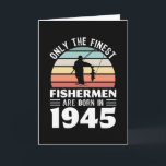 Tarjeta Pescadores nacidos en 1945 Regalo de pesca de cump<br><div class="desc">Sólo los mejores pescadores nacen en 1945. Para los pescadores que aman la pesca con mosca,  el engaño,  la caza y estar en el lago. Recibe como regalo de cumpleaños número 80 para tu esposo abuelo,  abuelo o papá.</div>