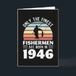 Tarjeta Pescadores nacidos en 1946 Regalo de pesca de cump<br><div class="desc">Sólo los mejores pescadores nacen en 1946. Para los pescadores que aman la pesca con mosca,  el engaño,  la caza y estar en el lago. Recibe como regalo de cumpleaños número 80 para tu esposo abuelo,  abuelo o papá.</div>