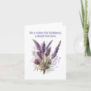 Tarjeta Pétalos morados de amor: Cita floral en blanco