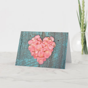 Tarjeta Pétalos Rosas del corazón rosado de aniversario