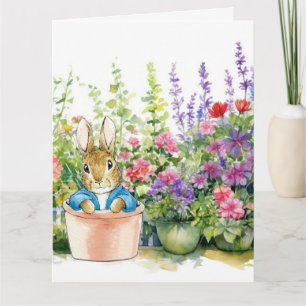 Tarjeta Peter el Conejo en la planta de olla en su jardín