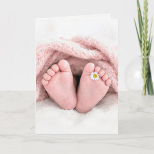 Tarjeta Pies de niña con una margarita blanca