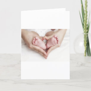 Tarjeta Pies del bebé en manos de la madre