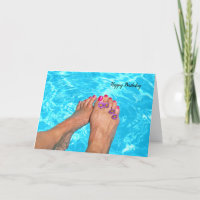 Pies desnudos con flores en la piscina