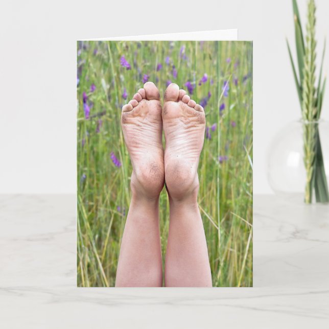 Tarjeta pies desnudos de cumpleaños en flores silvestres (Anverso)