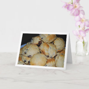 Tarjeta Pila de scones de pasas en plato