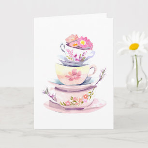 Tarjeta Pila de tazas de té en pastel con flores feliz cum