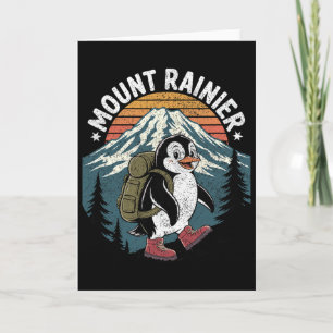 Tarjeta Pingüino excursionista divertido subiendo el Monte