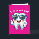 Tarjeta Pink Funny Tooth Birday<br><div class="desc">Graciosa tarjeta de cumpleaños de dientes rosados con un diente divertido usando gafas de sol con el pulgar hacia arriba en el frente. El mensaje de la tarjeta interior tiene un juego de palabras divertido, pero puede ser editado si lo desea. Esto haría una graciosa tarjeta de cumpleaños para el...</div>