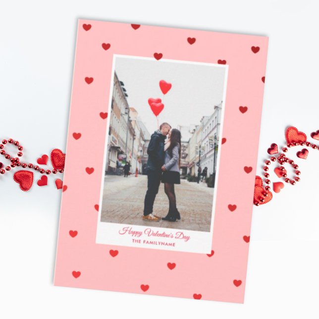 Tarjeta Pink Valentine’s Day photo card with red hearts (Choose this card to send your love with a touch of vintage nostalgia, just right for Valentine's)