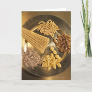 Tarjeta Placa de oro con las pastas y los granos del trigo