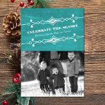 Tarjeta plana de foto de placa de Chalkboard incli<br><div class="desc">Elegante y elegante tarjeta plana de fotos de Chalkboard inclinada en color turquesa con un borde Art Deco y un moderno fondo de pizarra. Esta tarjeta de moda y foto de moda es fácil de personalizar con una encantadora foto familiar y un saludo Navidad personalizado. Haga clic en "Personalizar" para...</div>