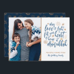 Tarjeta plana de fotos de amor y luz Hanukkah<br><div class="desc">Un diseño Hanukkah moderno y elegante en Relieve metalizado de color dorado y azul oscuro.  Fácil de personalizar con su propia foto y texto.</div>