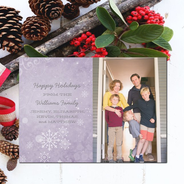 Tarjeta plana de fotos de festividad con nevado mo (Purple Snowflake Swirls Holiday Photo Card)