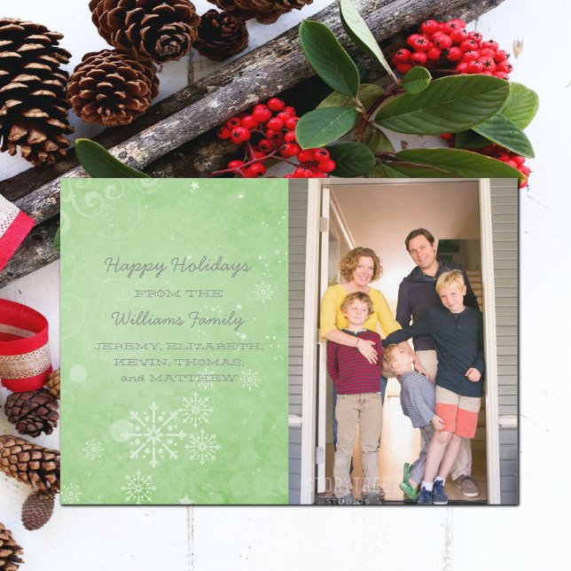 Tarjeta plana de fotos de vacaciones Green Snowfla (Green Snowflake Swirls Holiday Photo Card)